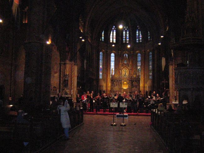 教会の中ではコーラスの練習が行われていました。<br />