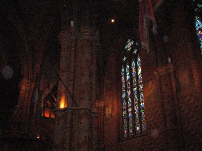 壁や柱、天井にいたるまで細密に色彩豊かな模様が書かれています。<br />ステンドグラスもすばらしいです。