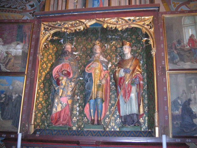 この教会の主祭壇は、ハンガリーで最も美しいものといわれているそうです。<br />祭壇に向かって左側最初の礼拝室には三聖人が掘られた祭壇があります。<br />左から、イシュトバーン、イムレ、ゲッレールト。