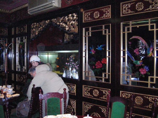 昼食はエリザベート橋たもとの中華レストランで。<br /><br />モニカさんとはここでお別れ。<br />午後は自由行動です。