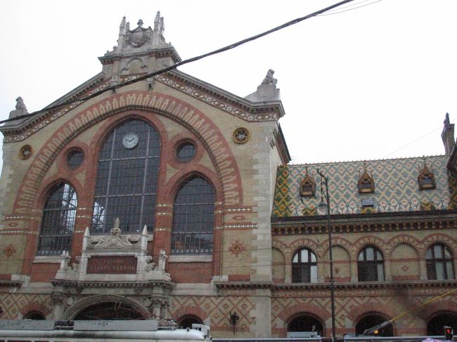 ヴァーツィ通りを抜けると駅のような建物が見えます。<br /><br />市民の台所をまかなうマーケット、中央市場です。<br />まずは中を見学してみることにしました。