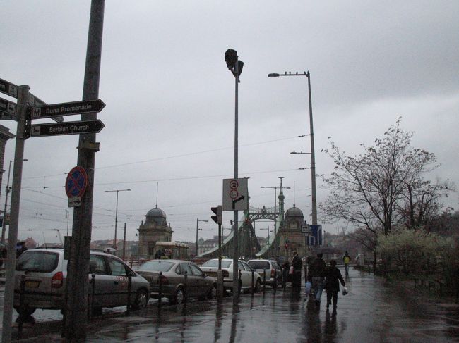 雨に濡れる自由橋。<br /><br />この橋のすぐ近くに中央市場があります。