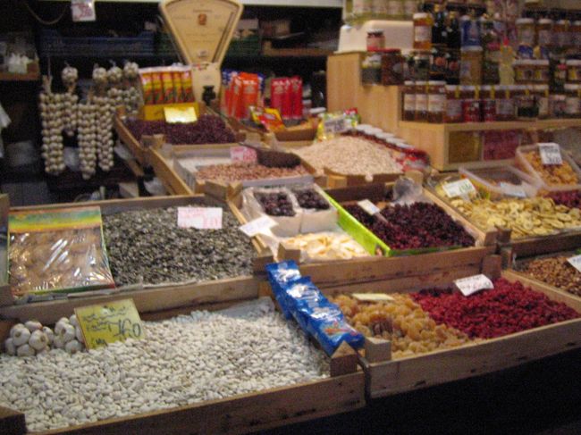 市場の１階は生鮮食品やお菓子など。<br />小さなお店が整然とならんでいます。<br /><br />このお店はドライフルーツを売っています。