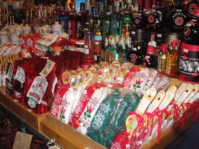 ハンガリー名物のパプリカもたくさん並べられています。<br />お土産用に買いました。<br />日本語で｢甘口｣｢辛口｣と書いてあります。日本人がたくさん買っていくのでしょうね。