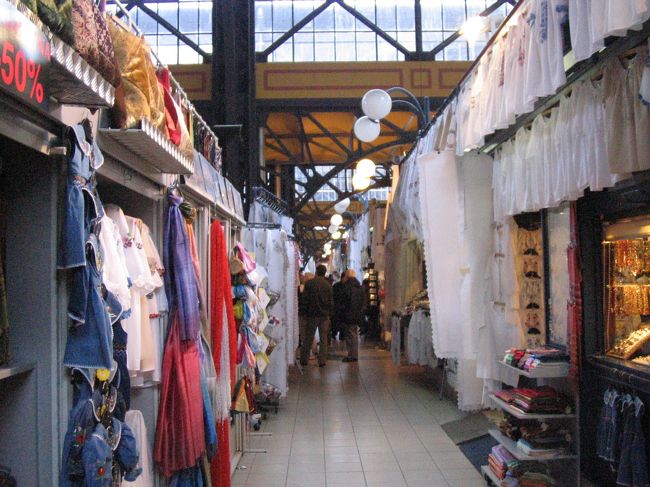 市場の２階は衣料品や雑貨のお店が所狭しと並んでいます。<br />アメ横みたいです。<br />見るだけでも充分楽しめます。