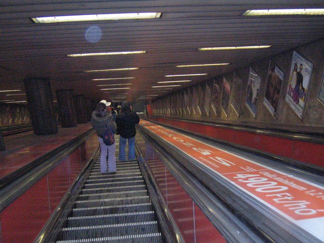 中央市場をあとにして、次に行こうとしたのは英雄広場方面の｢リスト記念館｣だったのですが、、、<br /><br />難しい！と言われる地下鉄に挑戦。<br /><br />カールヴィン・テール駅で回数券を買い求める。早くも失敗その１＝10枚つづりを買ったつもりが言葉が通じず20枚つづりを買ってしまった。<br /><br />｢違法乗車には罰金｣が頭をよぎるので、改札口での刻印にすごい緊張する。<br /><br />エスカレーターで下る。<br />おどろきその１＝ホームへ降りるエスカレーターはとても長いけど、東京でもこの程度の長さはあるのでさほど気にならない。驚きはスピード。なんて速いの。乗り降りにかなりの緊張。でもこちらの人たち、もたついている人はいません。反射神経のよい国民？<br /><br />地下鉄に乗ったはよいが、乗り換えを間違えて反対方向に行ってしまったり、終点に気付かず、電車に閉じ込められたり、降りた駅からは道に迷いと、、、<br />｢リスト記念館｣に着いたときには３人ともよれよれでした。<br />20枚つづりの回数券、使った枚数は16枚でした。10枚つづりじゃ足りなかったのです。（まともに行けば１人２枚のところです）<br />でも何か変。３人で16枚？まあ、深く考えないことにしましょう。<br /><br />