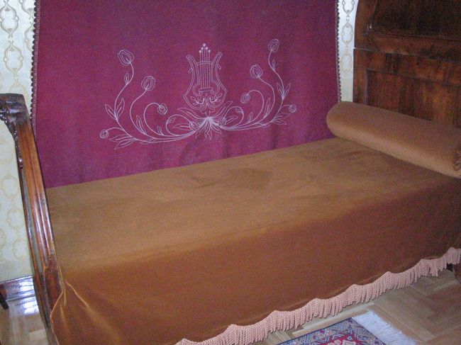 それなら払った分、しっかり見せてもらいましょ。<br />といっても公開されているのは３部屋だけです。<br /><br />ここは寝室。<br />小さなベッドです。<br />リストって小柄な人だったのですね。<br />手は大きかったそうですが。