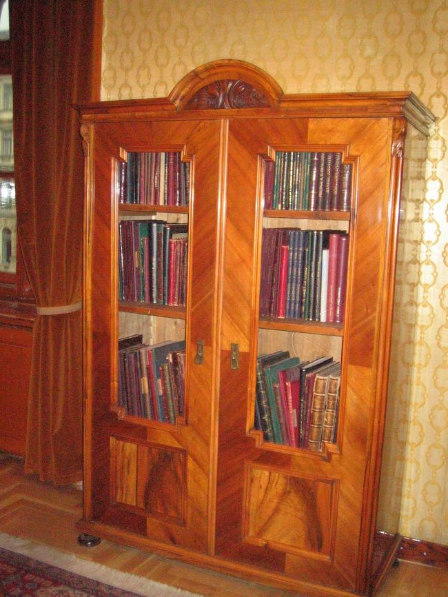 仕事部屋には書棚がありました。