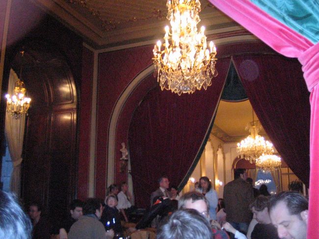 帰りの地下鉄は無事に乗って来れました。<br />集合時間までまだ少しあるので、カフェに入りました。<br />添乗員さんお勧めの｢ジェルボー｣というお店です。<br />