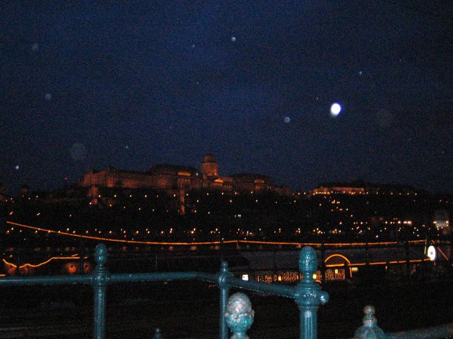 ペスト側からドナウ川越しに見える王宮です。<br />撮影が下手なのでよく見えませんが、実物はとても美しいです。