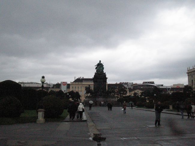 ウィーンに着いて初めに行ったのは王宮庭園にあるモーツアルト像です。
