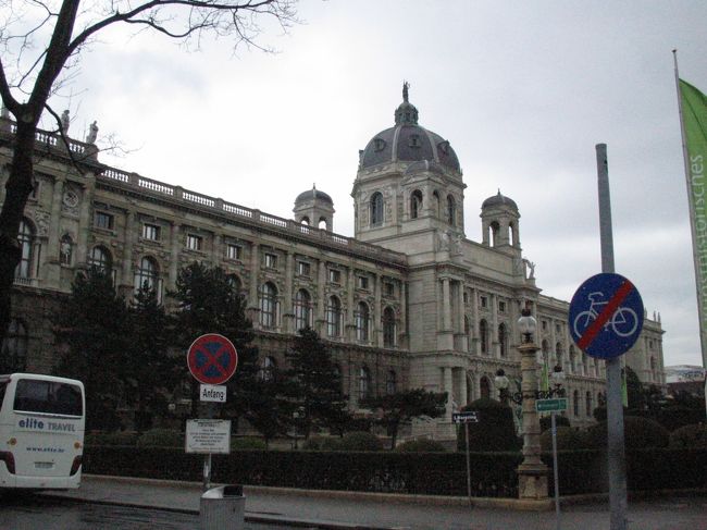 反対側には美術史博物館の建物が見えます。<br /><br />ウィーンを代表する美術館。宮殿のような建物です。<br /><br />残念ながら今回は入館する時間がつくれませんでした。<br />次回のお楽しみにします。