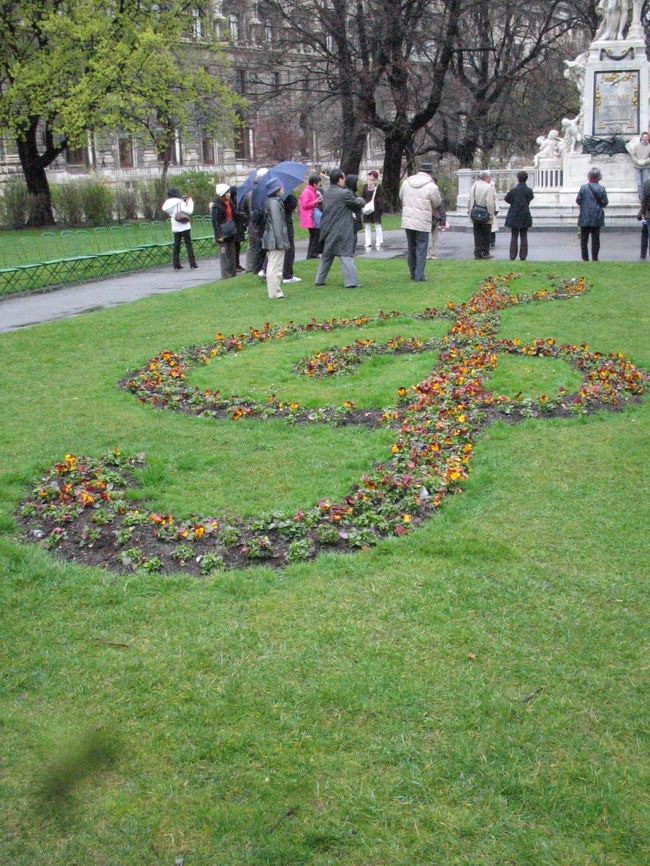 ト音記号模様の花壇の奥にモーツアルトがいます。<br />