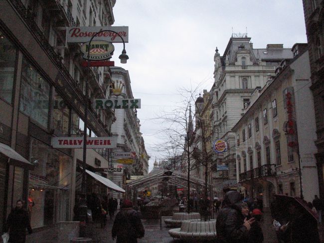 ウィーンでいちばん華やかな通りケルトナー通りです。<br />高級みやげ物店やブティック、アクセサリーの店、レストラン、カフェなどなど。<br /><br />