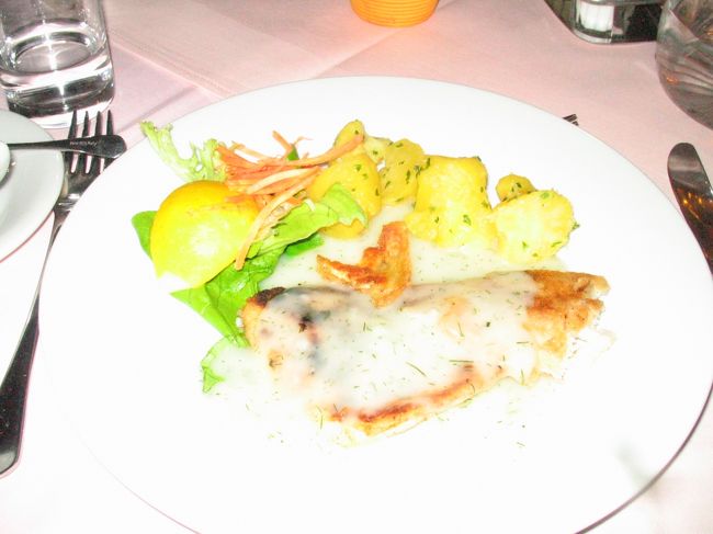 ケルトナー通りからちょっと小路を入ったところにあるレストランで昼食です。<br /><br />海のないオーストリア。魚といえば鱒です。<br />さっぱりお味です。