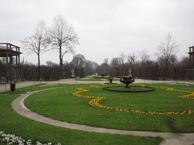 昼食後はガイドのアダチさんとシェーンブルン宮殿へ向かいます。