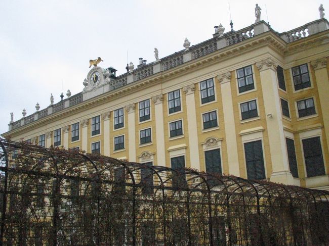 シェーンブルン宮殿。<br /><br />ハプスブルグ家の夏の離宮として17世紀末に造営が始まり、マリアテレジアの時代に完成した宮殿です。