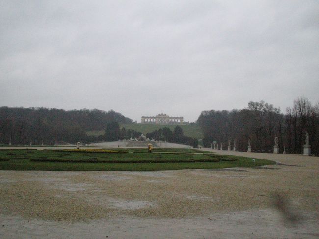 宮殿の庭園。<br /><br />つきあたりに見えるのはグロリエッテ。<br />ゆっくり歩くと20分はかかるそうです。