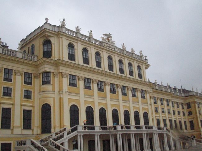 宮殿の外壁の色は女帝が好んだマリアテレジア・イエローで統一されています。<br /><br />シェーンブルンとは｢美しい泉｣という意味。<br /><br />公開されている２階部分を見学しましたが、撮影禁止のため写真はありません。