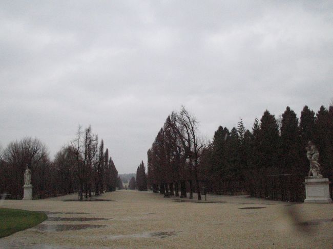 手入れが行き届いた広大な庭園の総面積は1.7平方km＝東京ドーム36個分です。<br /><br />時間をかけてゆっくり見学したいところですが、ツアーの宿命、時間が限られてしまいます。<br />ここも次回のお楽しみのひとつかな？