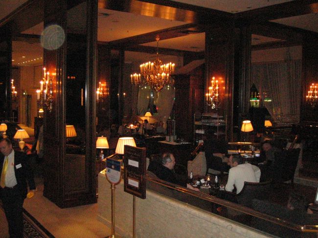 外観はそれほどでもありませんが、ホテル内はさすが５つ星。<br />豪華なインテリアです。