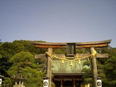 ■4日目
＜松陰神社／社殿＞
大社で1泊してから、再び山陰本線に乗り、萩市の玄関、東萩駅へ。コンビニ弁当で昼飯を済ませた後、東萩駅前の萩レインボーサイクルでチャリを借りて萩市内を走り回る。
最初に訪れたのはここ、松陰神社。その名のとおり、吉田松陰を祭った神社である。