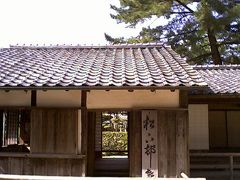 ＜松陰神社／松下村塾＞
この付近でトカゲ、蛙と立て続けに現れ、不本意ではあるがIぐちと共に私のデジカメに収める。