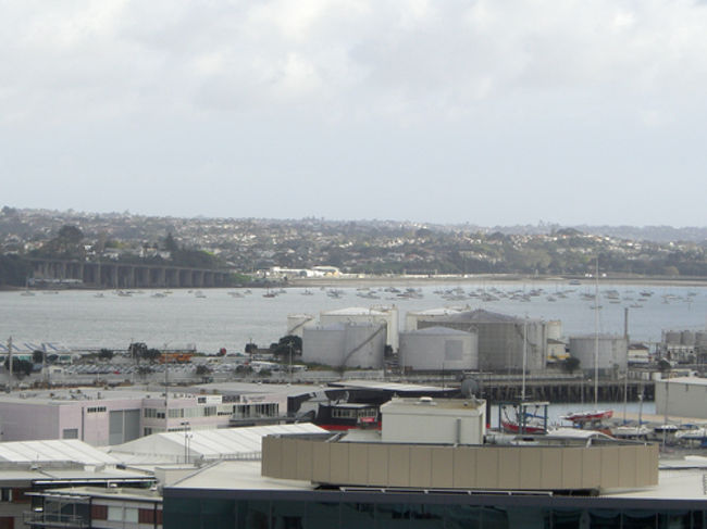 左端に写っているのが『ハーバーブリッジ』なハズ。<br /><br />AM8:00くらいでしたが、もうこんなにヨットが出ています。