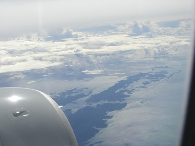 映画を2本も観て、うつらうつらとした午睡より目覚めたら見えた島。<br />マーシャル諸島あたり？