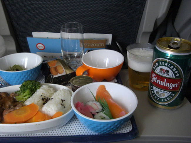 夕食。<br />お寿司にお蕎麦。<br />………ごはんもの多くないか？<br /><br />キウイのショートブレットが美味しかった〜！<br />機内で買えたのかな？<br /><br />乾燥した機内で飲むビールがまた美味しいｖ