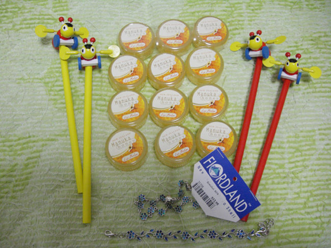 ・マヌカハニーリップバーム<br />買いすぎ買いすぎ（笑）<br />職場バラマキ用＋お土産忘れてたとき用予備。<br />お土産店で3個セットとかで売っているので、割とお手ごろ。<br />匂いが独特なので、好き嫌いが別れるかもしれませんが後日「もらったこれ、すごいお気に入りでさ〜！」と言ってくれた人も居ました(^-^)<br /><br />・HONEY BEEの鉛筆<br />NZで生まれたキャラクターとのこと。<br />羽部分が折れないように、かなりのVIP待遇で持ち帰ってきました。<br /><br />・ブレスレット<br />パウア貝細工。綺麗。<br />1つは自分用。お気に入りｖ