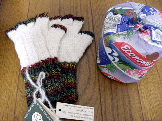 Christchurchのアートセンター内、勧め上手なおばあちゃんたちのお店で購入したグローブ。