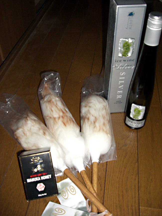 もう1つ『アクティブマヌカハニー（これは+20）』と、安売りしていた羊の毛で作った『埃取り』（1本300円くらい）<br /><br />ワインはフルボトルが重いので、細いボトルで売っていた『アイスワイン』<br />NZのワインは美味しいのですが、ほとんど自国消費で日本にはあまり入ってこないんだそうですね。<br />でも最近は飲めるお店も増えてきたとか。