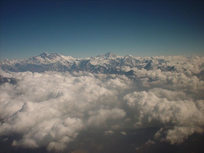 カトマンズの空港から出発するマウンテンフライトから見たヒマラヤ。真ん中がマカルー・左側がエベレスト。
