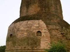 サルナートは釈迦が初めて説法した地として知られる。
写真は初説法した場所につくられたダメーク・ストゥーパ。ベナレスの旅行記ではおなじみのアングル。
現在ではインドでは少数派の仏教の修行僧を見かけました。遠くから来ているのでしょう。