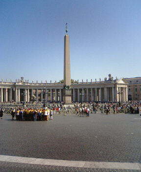 ２日目。<br />最初にヴァチカン市国へ。<br />カトリックの総本山、<br />サンピエトロ大聖堂と<br />ヴァチカン美術館が観光スポット。<br /><br />映画「MI ３」の舞台にもなりましたよねー。