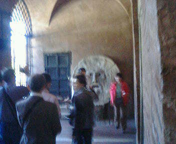 真実の口。<br />口に手を入れての<br />記念撮影が定番です。<br />ぼけぼけー。