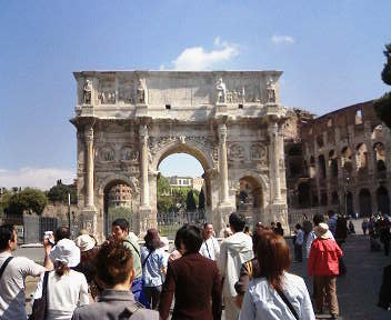 コンスタンティヌス帝の<br />戦勝を祝した凱旋門。<br />美しいレリーフが施されている<br />大理石で作られた25ｍの門は<br />ローマ帝政の象徴。<br /><br />コロッセオの近くにあります。