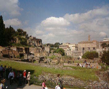 古代ローマの中心地、<br />フォロ・ロマーノ。