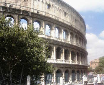 コオッセオ、再び。<br />前回はホテルから地下鉄で来て<br />中も見学しました。<br /><br />約６万人を収容したという<br />巨大闘技場に圧倒されたのを<br />覚えています。<br />こちらも観光客で一杯。