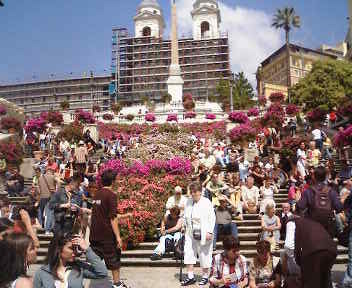 スペイン広場と改装中の<br />トリニタ・デイ・モンティ教会。<br /><br />アン王女がジェラートを<br />食べるシーンの階段。<br />現在階段での飲食は禁止です。<br />とは言え、満席状態。