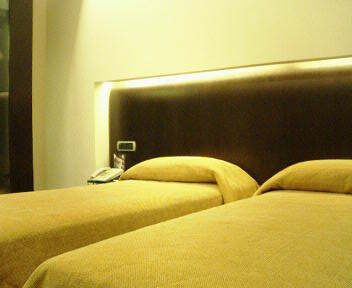 ベットもシンプルで清潔。<br /><br />冷蔵庫が初日冷えていなくって<br />悲しかったなあー。<br />明日はパリです。