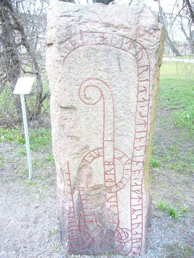 ウップサーラ大聖堂の裏にある、古代ルーン文字の石碑の一つ。
