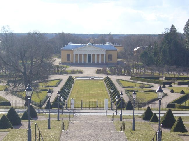 ウップサーラ城を降りたところに、リンネ植物園（黄色い建物）があります。