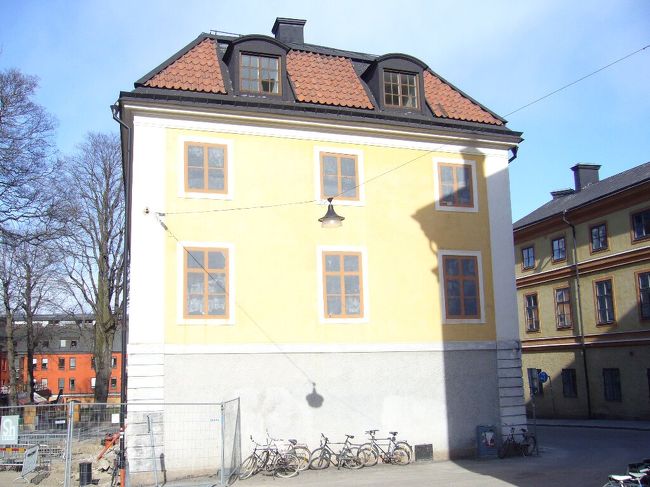 窓は実はペンキで描いています。左右対称にしようと、窓やドアを描いたものが多く見られました。一部は雨でペンキが垂れていたけど^^;　でも本物みたいに見えますよね。