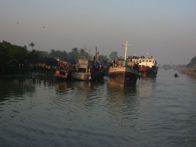 翌朝の桟橋。<br /><br />チケットは当日購入可（というか前売り不可能）だけど、早めに桟橋に着いていたほうがよいと思う。<br /><br />デッキチェアーはすぐに無くなるし、座る場所さえもなくなるから。