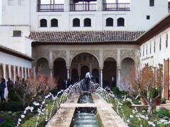 １６：１９
El Generalife − Patio de la Acequia
ヘネラリフェ−　アセキアの中庭 　（北棟を望む）
http://www.alhambradegranada.org/historia/alhambraGeneralifePAcequia.asp

アセキアの中庭はヘネラリフェ（王の離宮）で最も古いため、さまざまな改築がなされているにもかかわらず、アンダルス風庭園の様式を最もよく残している。

北棟は、ナスル朝の後継者やさらにキリスト教の時代になってから上の階が増築された。　バルコニーは1319年に増築されているが、池の中央軸からはずれて作られていて、実際には棟全体も中庭の垂直線から数度ずれている。
