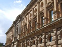 １６：５７
カルロス５世宮殿　Palacio de Carlos ?
http://www.alhambradegranada.org/historia/alhambraPCarlosV.asp

南側ファサード。

カルロス５世宮殿は、住宅地区をレコンキスタ（国土回復運動）後に宮殿に改造。

ハプスブルク家のカルロス５世（カール５世）はスペインでは国王カルロス１世の名で呼ばれていました（スペインの王位と神聖ローマ帝国の帝位を併せ持つ）。