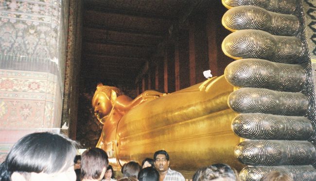 ワットポーにて。<br />でかい寝釈迦仏です。でもミャンマーのチャウダッジーパゴダにはかないません。