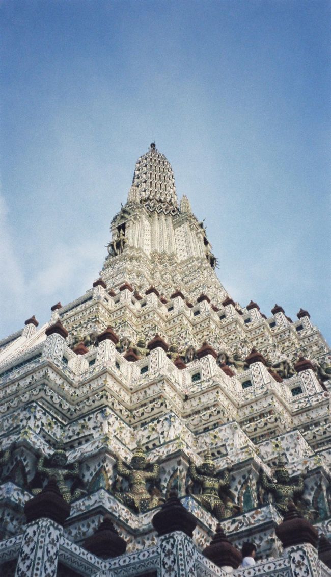 そびえたつワットアルン（暁の寺）